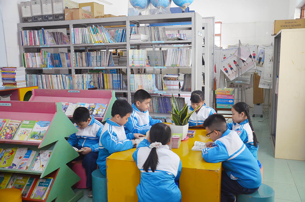 Học sinh Trường Tiểu học Phan Bội Châu, TP Cẩm Phả đọc sách ở thư viện.