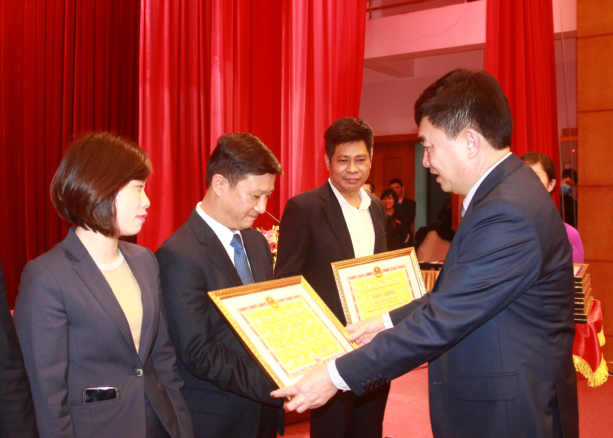 Đồng chí Ngô Hoàng Ngân, Phó Bí thư Thường trực Tỉnh ủy, trao Bằng khen của UBND tỉnh cho các tập thể có thành tích xuất sắc.