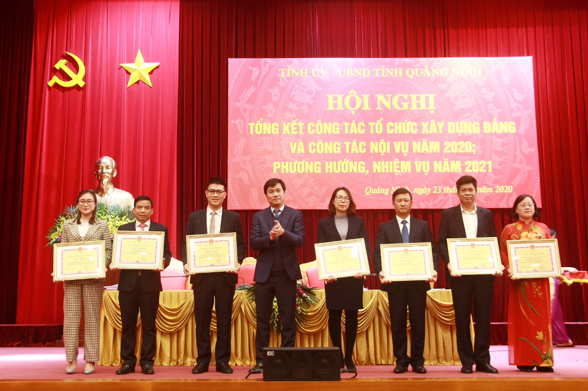 Đồng chí Nguyễn Tường Văn, Chủ tịch UBND tỉnh, tặng Bằng khen của UBND tỉnh cho các cá nhân có thành tích xuất sắc.