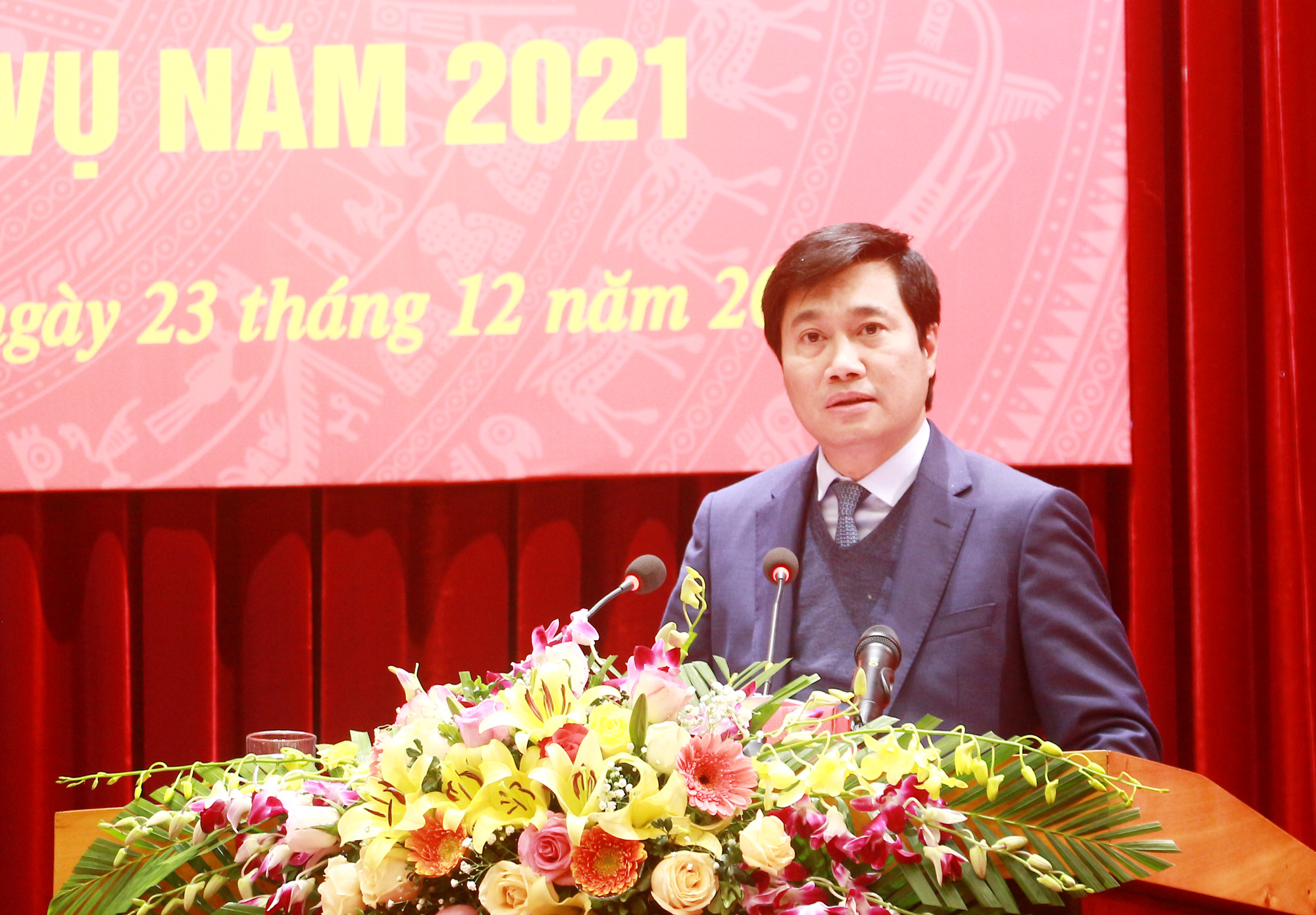 Đồng chí Nguyễn Tường Văn, Chủ tịch UBND tỉnh, phát biểu tại hội nghị.
