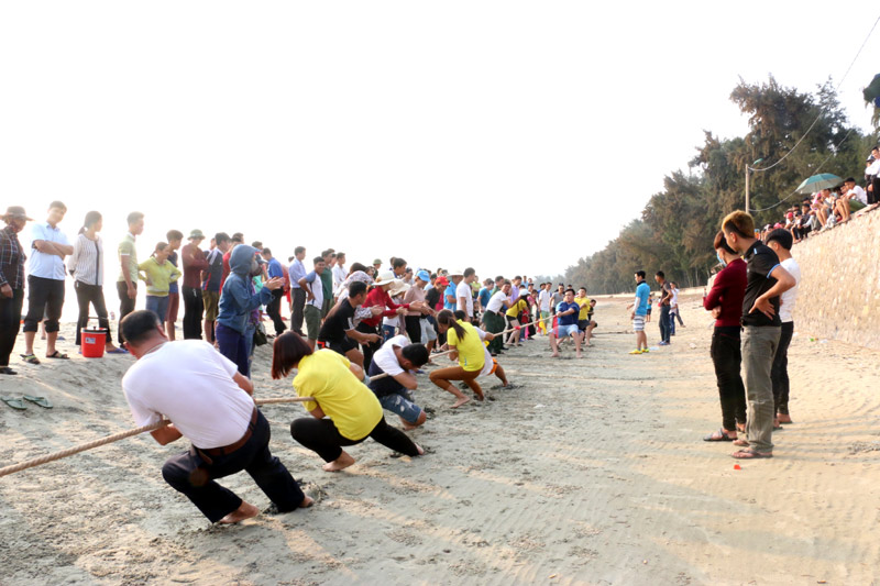 Thi đấu kéo co của quần chúng nhân dân trên địa bàn huyện Cô Tô.