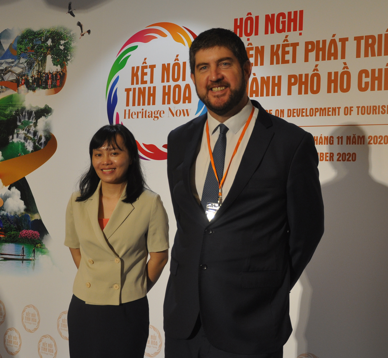Ông Michael Croft và trợ lý, phiên dịch của mình trong một chuyến thăm Quảng Ninh.