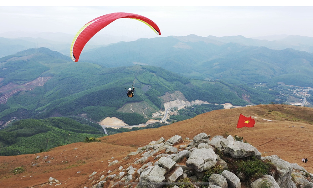 Câu lạc bộ Dù lượn Đông Bắc (TP Hạ Long) trải nghiệm bay dù trên đỉnh Bình Hương.
