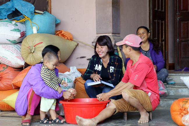 Tư vấn dân số - kế hoạch hóa gia đình cho người dân ở Đô Lương (Nghệ An).