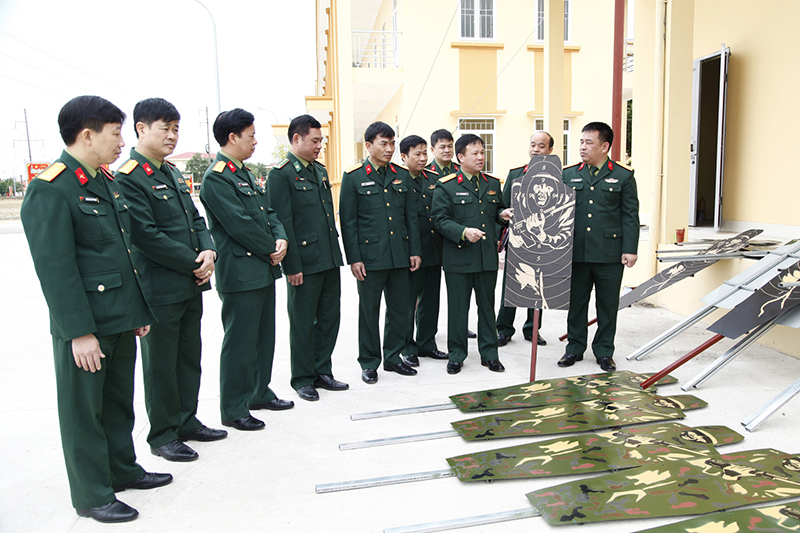 Đại tá Khúc Thành Dư, Phó Chỉ huy trưởng, Tham mưu trưởng Bộ CHQS tỉnh, kiểm tra công tác chuẩn bị vật chất huấn luyện tại Trung đoàn 244.