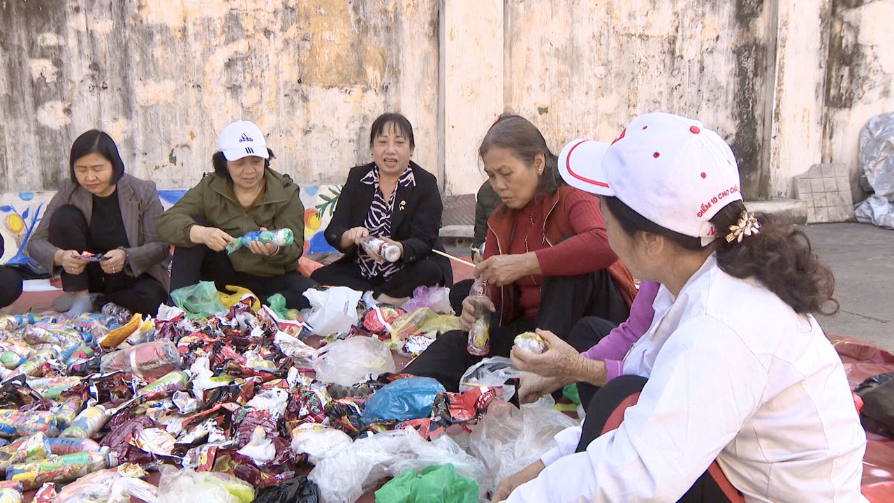 Hội viên phụ nữ phường Hà Trung, TP Hạ Long đóng gạch sinh thái từ túi ni lông.