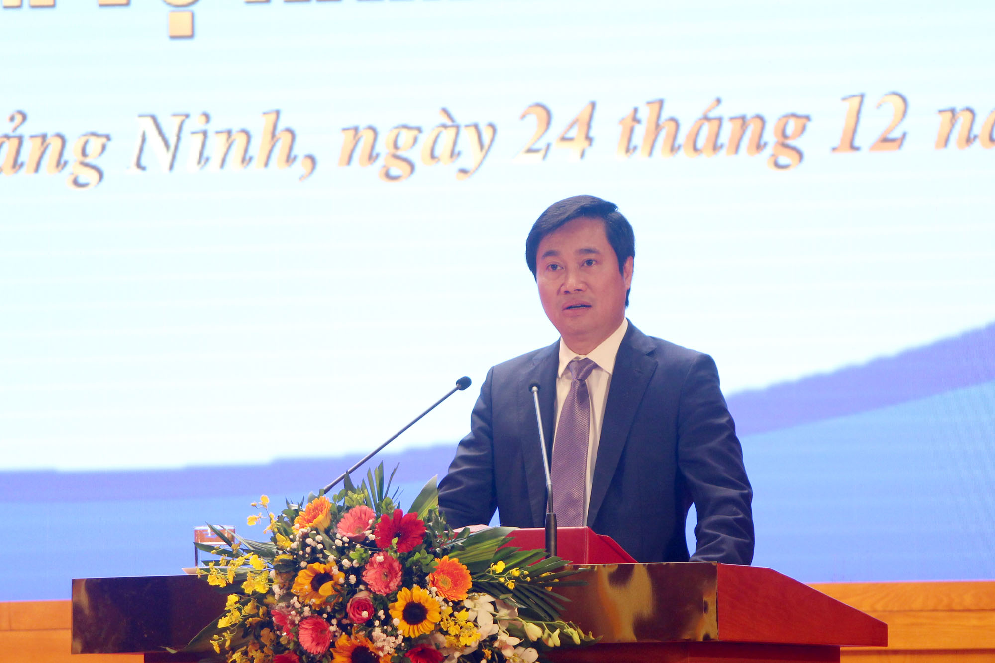 Đồng chí Nguyễn Tường Văn, Chủ tịch UBND tỉnh, phát biểu tại hội nghị.