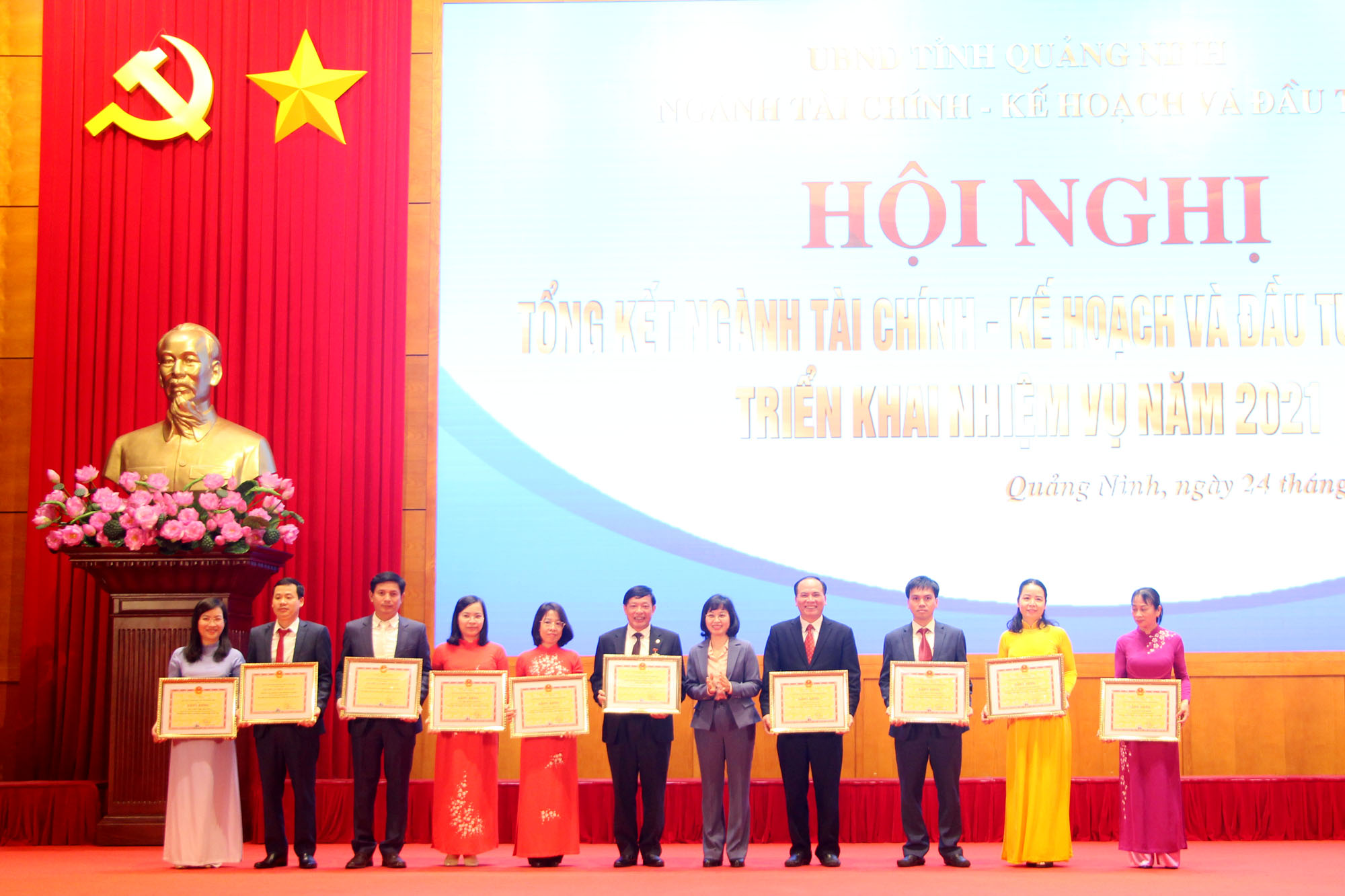 Đồng chí Trịnh Thị Minh Thanh, Phó Chủ tịch Thường trực HĐND tỉnh, trao Bằng khen của UBND tỉnh cho các tập thể, cá nhân 