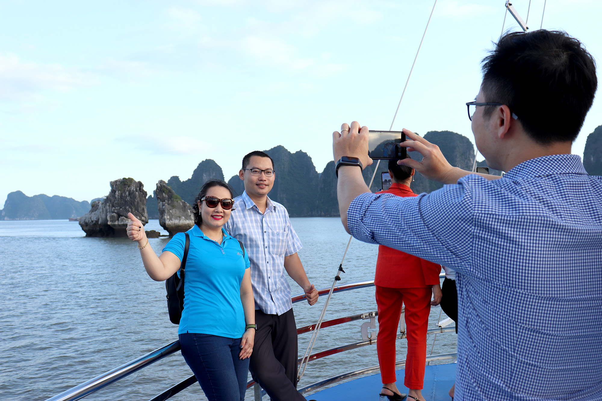 Vịnh Hạ Long vẫn là một trong những điểm đến yêu thích của khách du lịch khi đến với Quảng Ninh. Trong ảnh: Du khách ghi lại những trải nghiệm đáng nhớ khi tham quan Vịnh Hạ Long.