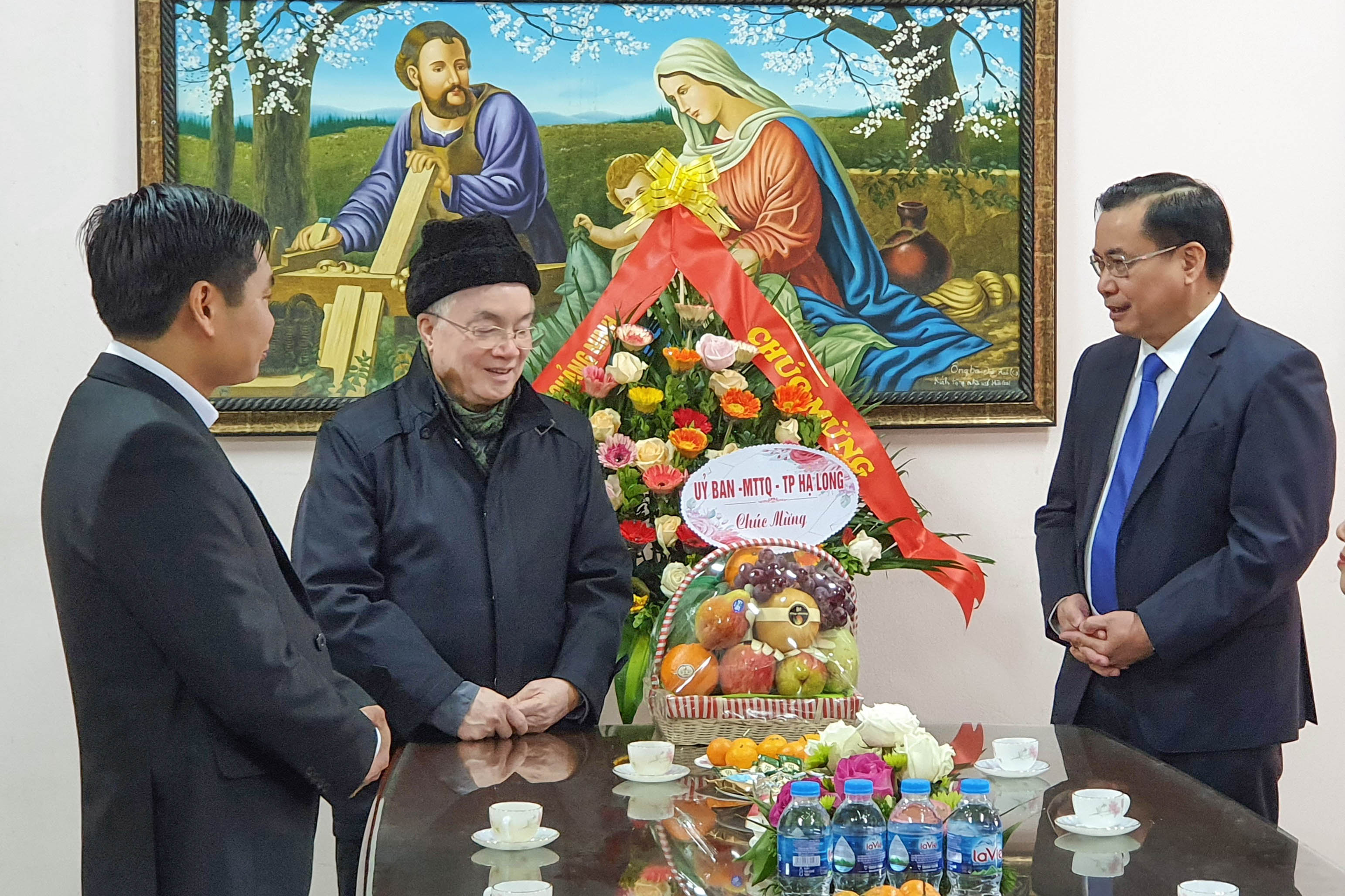 Lãnh đạo Ủy ban MTTQ tỉnh (phải) thăm Linh mục Nguyễn Chấn Hưng và gửi lời chúc Giáng sinh an lành tới bà con Giáo hạt Hòn Gai.