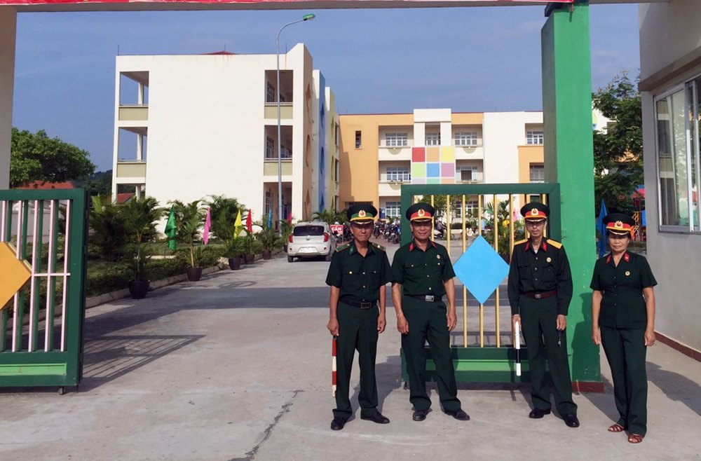 Tổ tự quản ANTT của Hội CCB phường Hà Khẩu (TP Hạ Long) tham gia giữ gìn ATGT tại cổng trường mầm non Hà Khẩu. Ảnh: Dương Trường