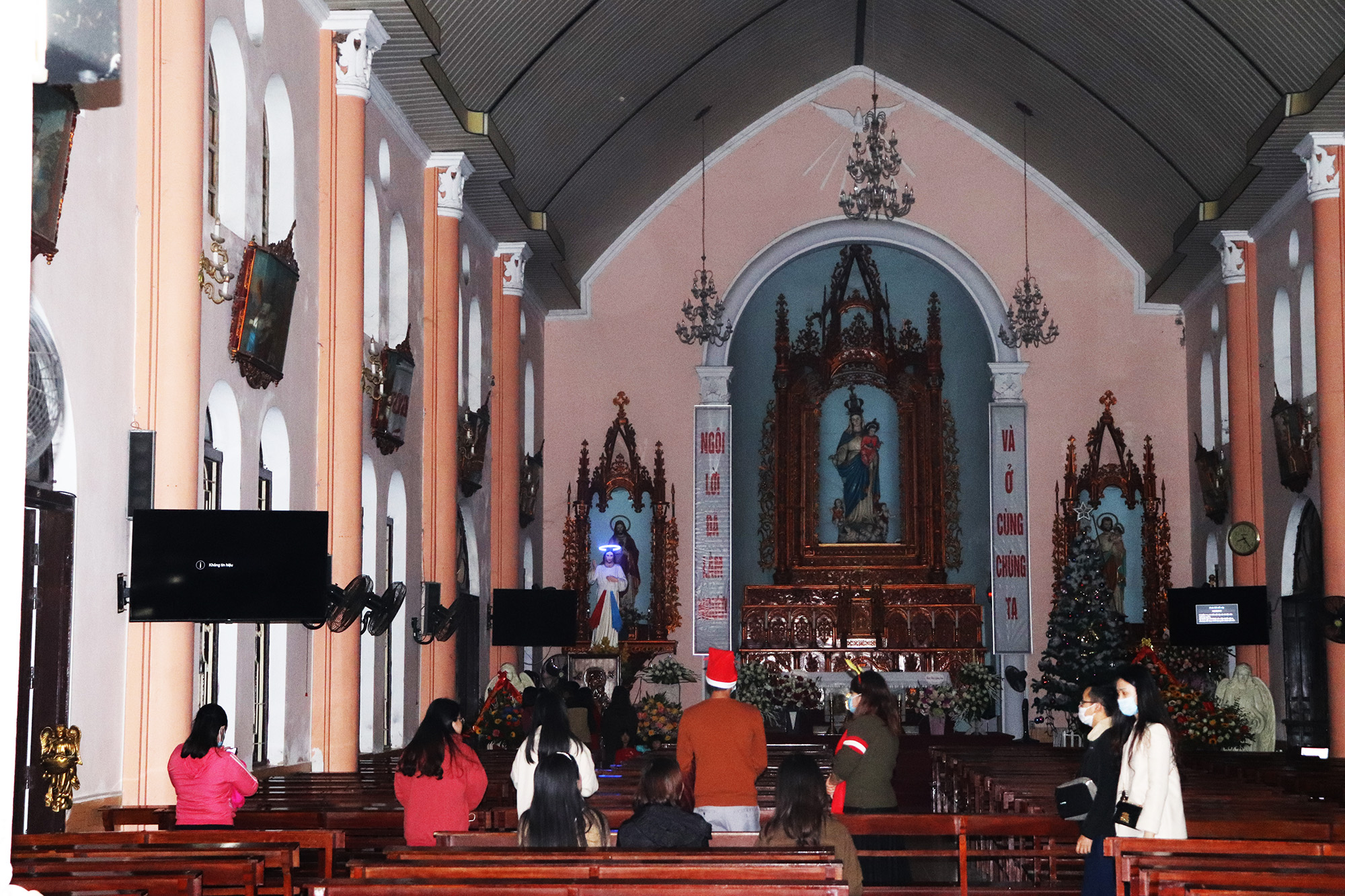 Nhiều người dân đến nhà thờ rất sớm để cầu nguyện và chờ tới lễ giang sính