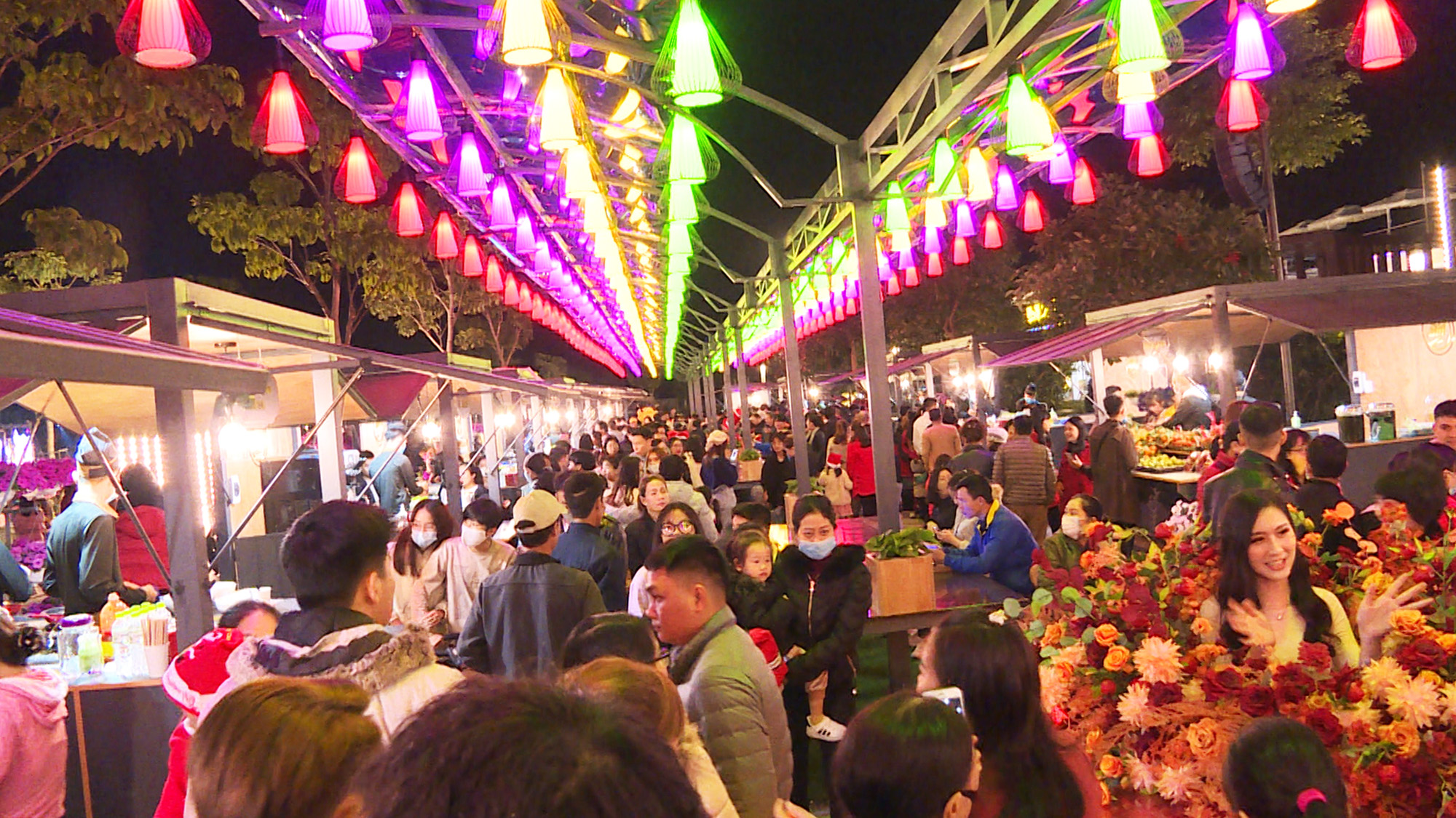 Tại khu phố ẩm thực tại Quảng trường Sun Karnival đông đảo người dân đã tới tận hưởng không khí Noel.