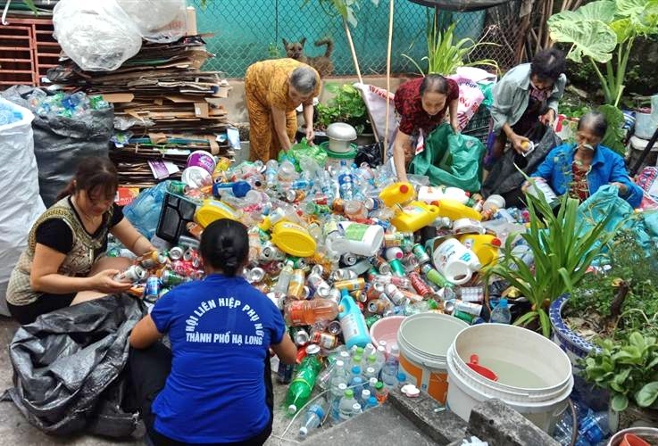 Hội viên phụ nữ phường Yết Kiêu (TP Hạ Long) tiến hành phân loại và xử lý rác thải.