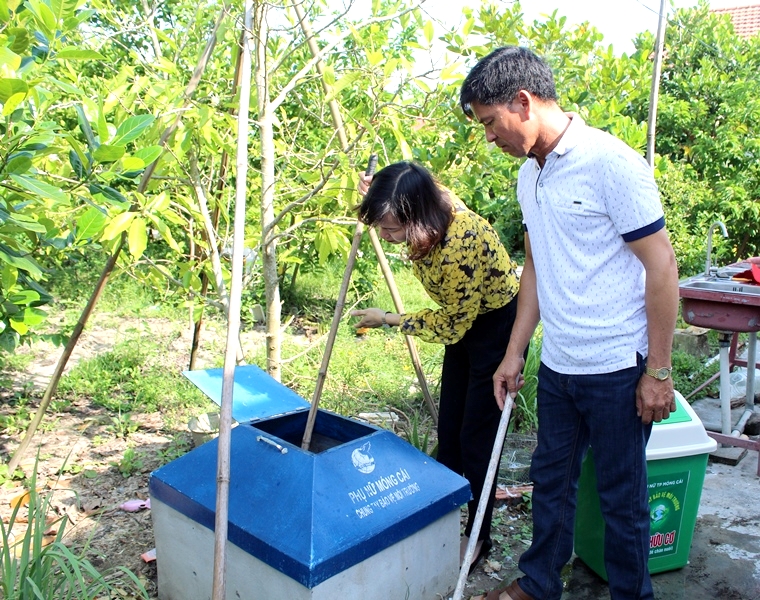 Hội LHPN TP Móng Cái hướng dẫn người dân xã Vạn Ninh ủ rác bằng men vi sinh