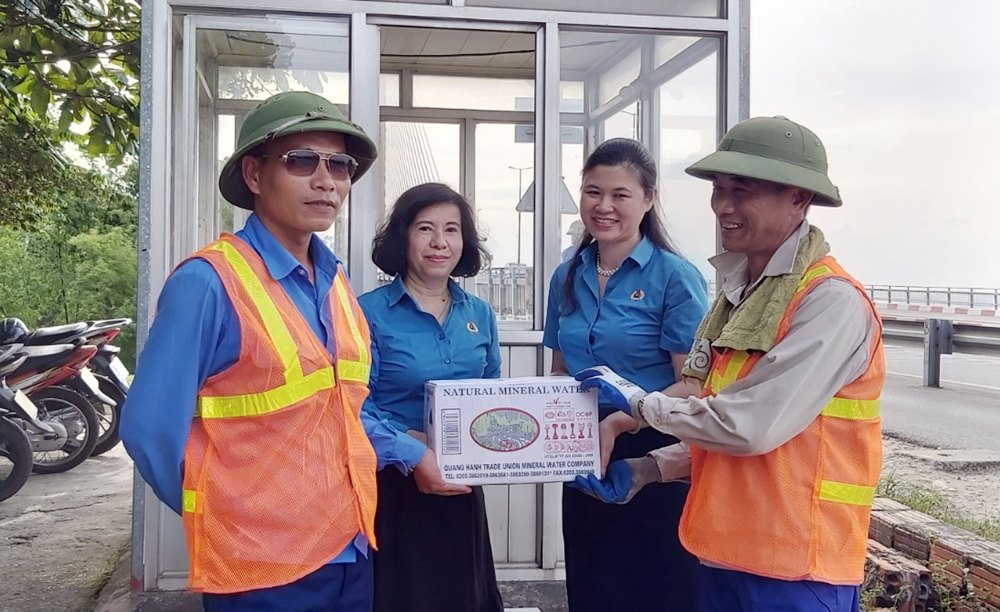 Công đoàn ngành GT-VT Quảng Ninh thăm, động viên CNLĐ Công ty CP Cầu Phà Quảng Ninh, tháng 7/2020. Ảnh: Thanh Hằng