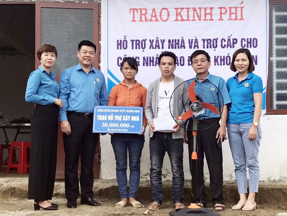 Lãnh đạo Công đoàn ngành GT-VT Quảng Ninh trao kinh phí hỗ trợ xây nhà 