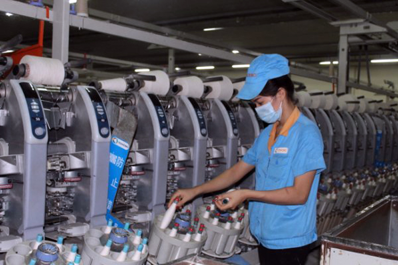 Sản xuất sợi tại Công ty TNHH Khoa học Kỹ thuật Texhong Ngân Long (KCN Hải Yên, Móng Cái)