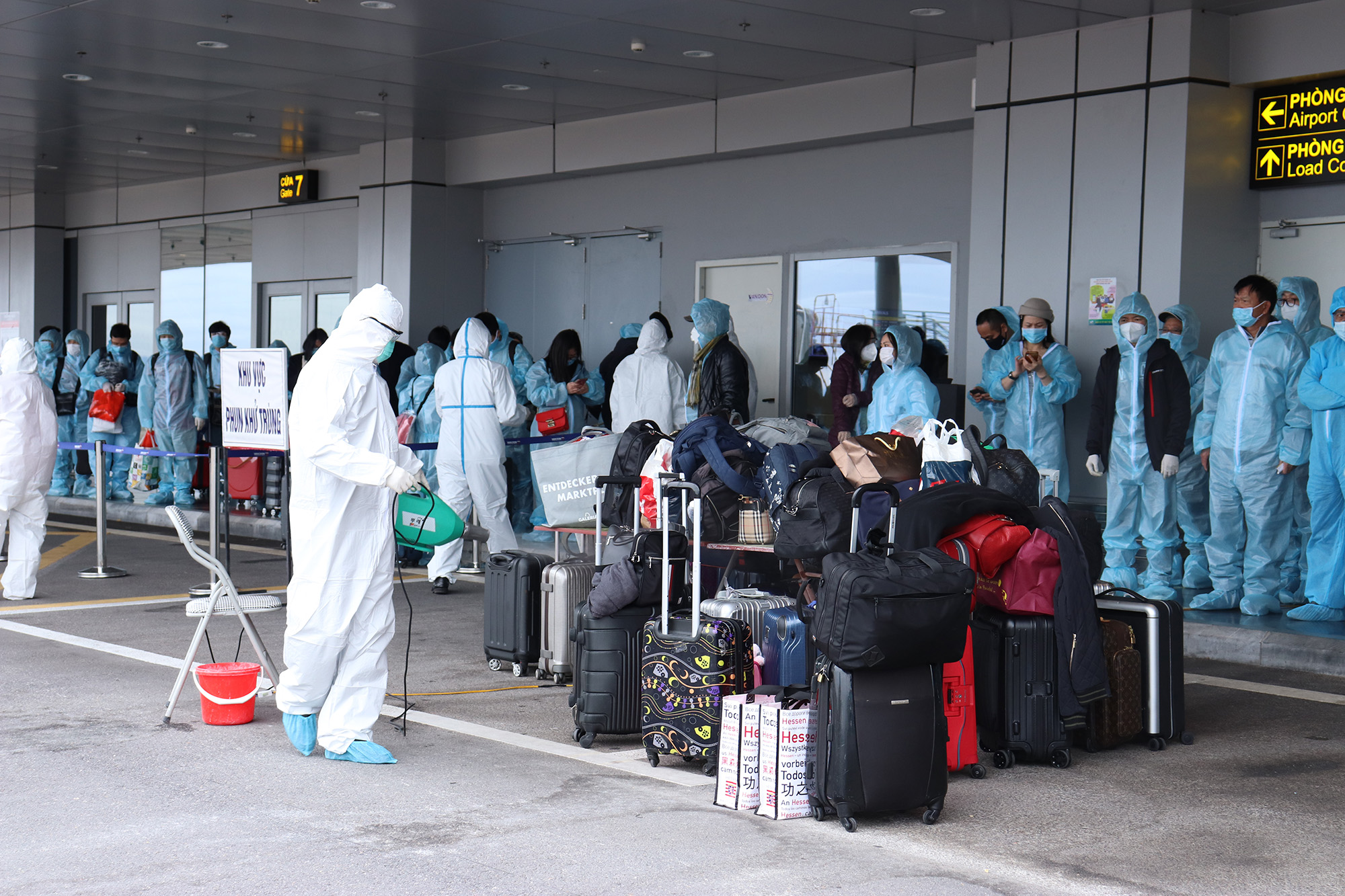 Hành lý của công dân được phun khử khuẩn, đảm bảo yêu cầu phòng chống dịch. 