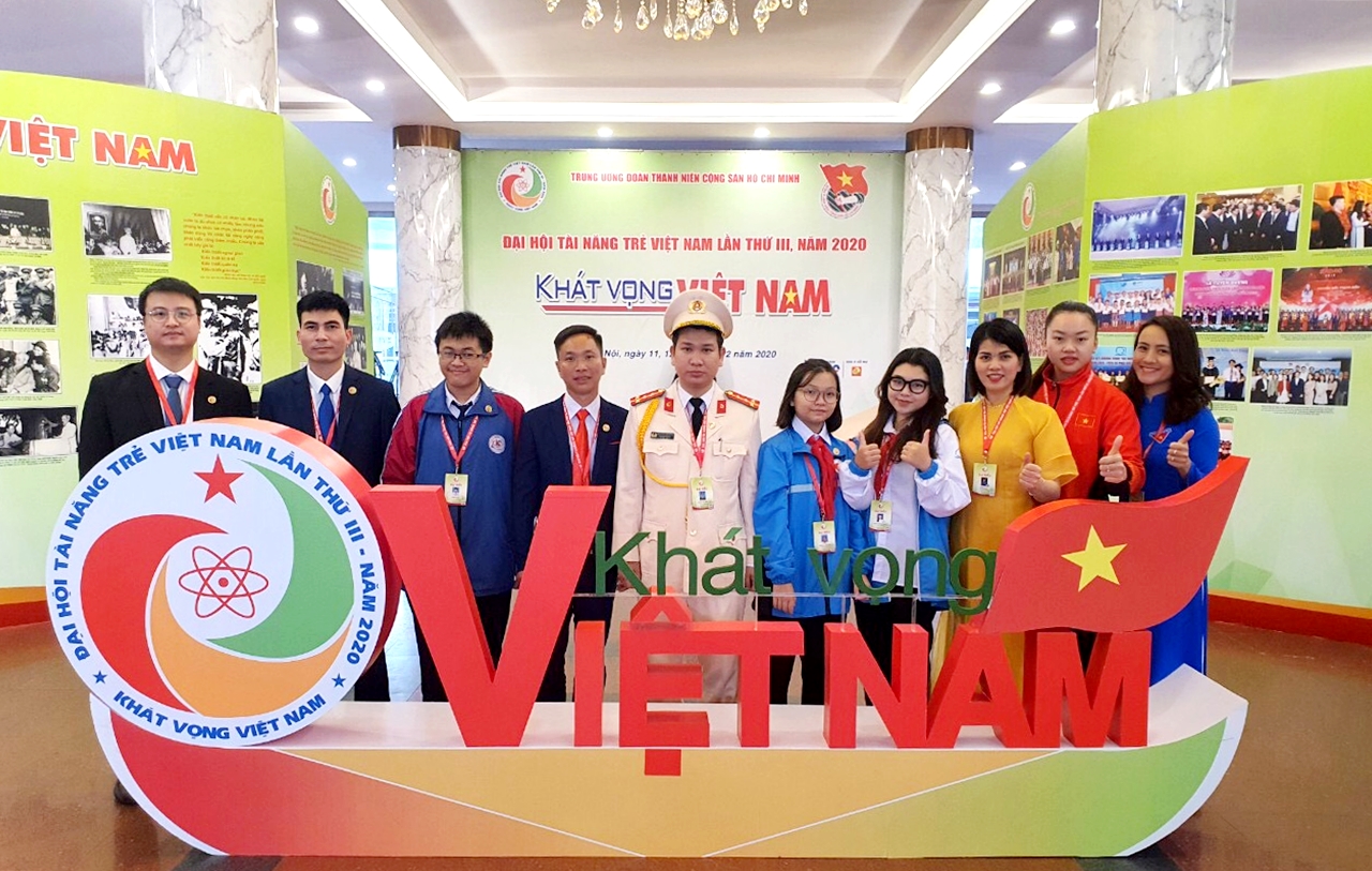 Kỹ sư Nguyễn Văn Hiền (thứ 2, trái sang) cùng các gương mặt Tài năng trẻ toàn quốc năm 2020 của tỉnh Quảng Ninh.