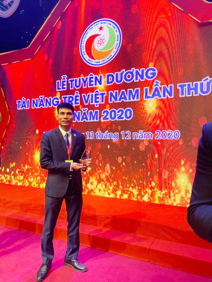 Nguyễn Văn Hiền nhận danh hiệu Tài năng trẻ toàn quốc năm 2020. 