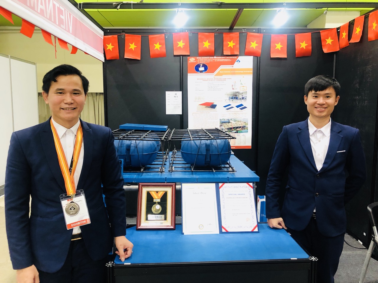 Ông Nguyễn Xuân Thủy, tác giả công trình “Nghiên cứu, thiết kế, chế tạo, sản xuất tấm cốp pha nhựa khung thép”, giành HCB tại SIIF 2019. 