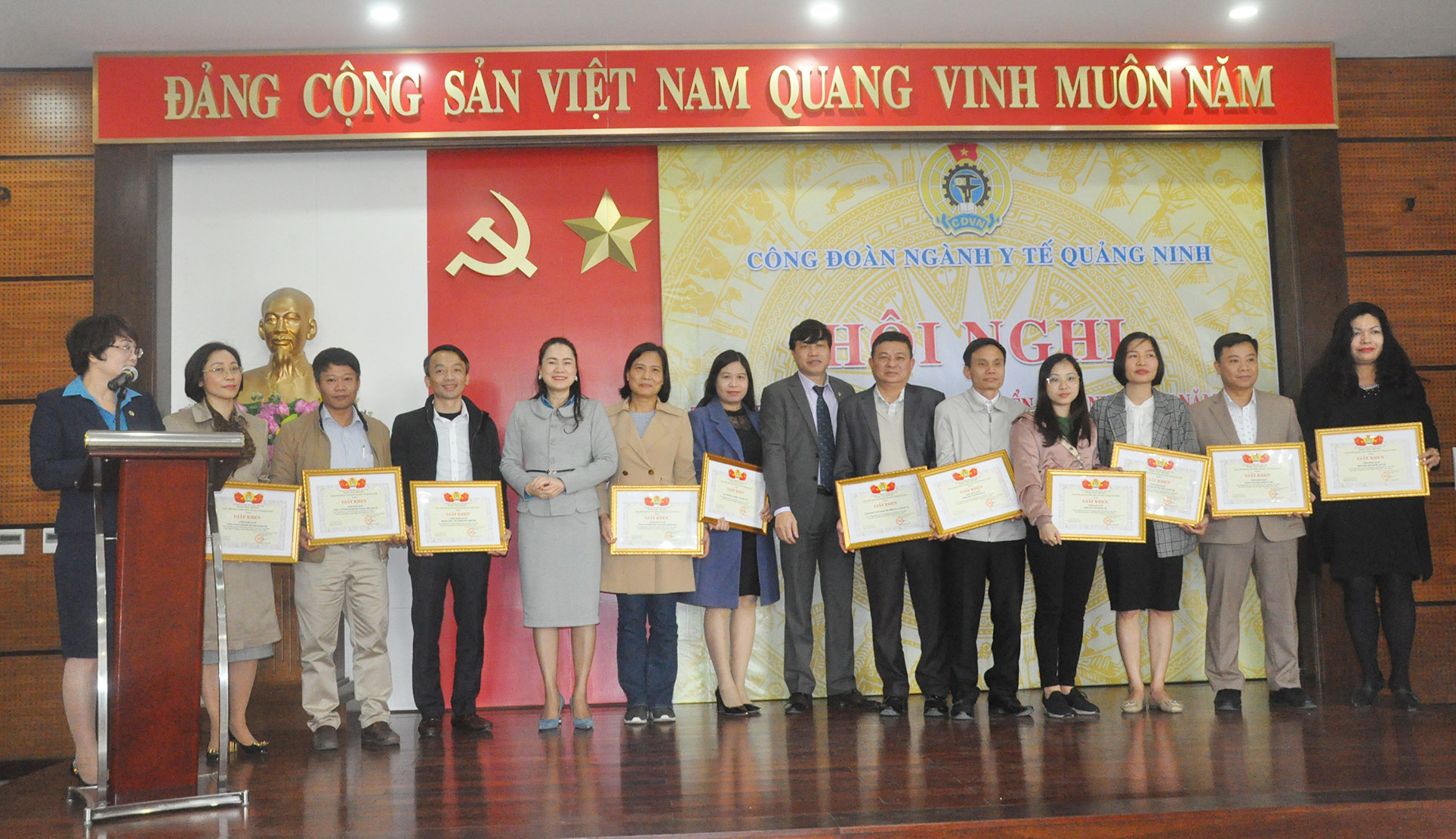 Công đoàn Y tế Quảng Ninh trao tặng giấy khen cho các tập thể, cá nhân có thành tích trong năm 2020.