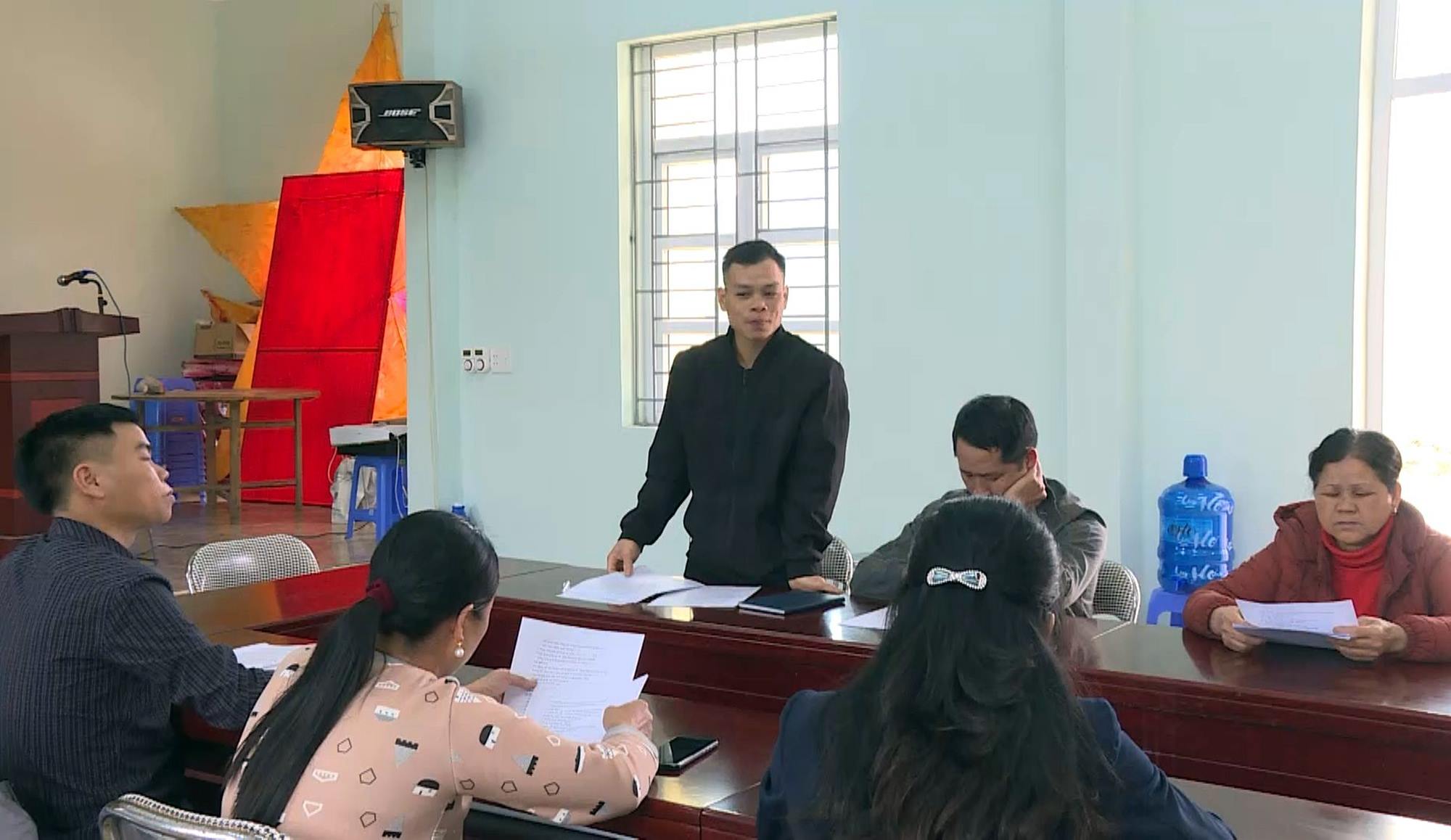 Đảng viên Chi bộ khu Nà Kẻ, Thị trấn Bính Liêu tích cực đóng góp ý kiến trong sinh hoạt chi bộ. 