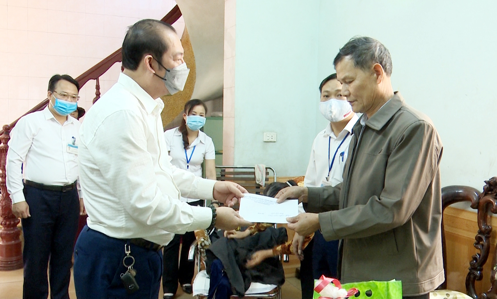 Ông Đào Duy Hảo – Chủ tịch Hiệp hội Doanh nghiệp thành phố Cẩm Phả trao quà cho các gia đình nạn nhân chất độc da cam/doxin
