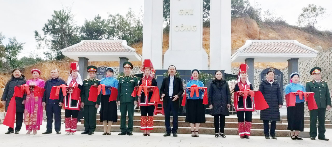  Các đồng chí lãnh đạo HU, HĐND, UBND huyện cùng nhân dân các dân tộc trên địa bàn huyện dành một phút mặc niệm trước vong linh các anh hùng, liệt sỹ.