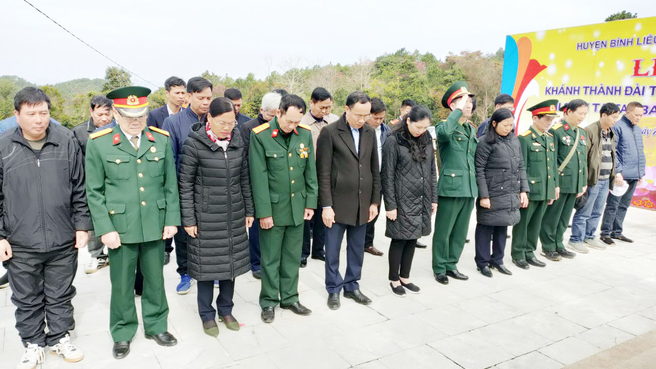  Các đồng chí lãnh đạo HU, HĐND, UBND huyện cùng nhân dân các dân tộc trên địa bàn huyện dành một phút mặc niệm trước vong linh các anh hùng, liệt sỹ.