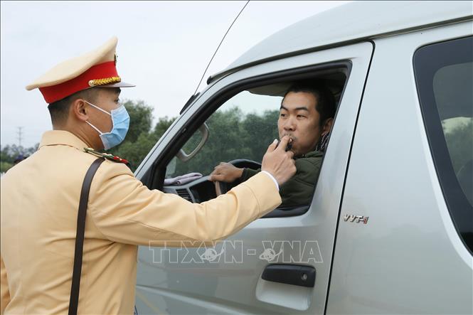 Lực lượng Cảnh sát giao thông tiến hành kiểm tra nồng độ cồn đối với tài xế trên tuyến cao tốc Hà Nội - Hải Phòng. Ảnh: Doãn Tấn/TTXVN