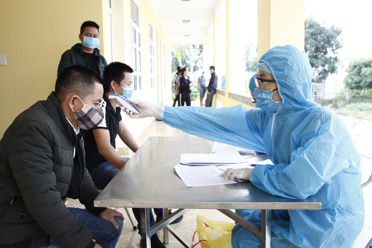 Trước khi trao giấy chứng nhận, các công dân được lực lượng Quân y Bộ CHQS tỉnh; Trung tâm Y tế TP Uông Bí, kiểm tra, khám sàng lọc lần cuối .