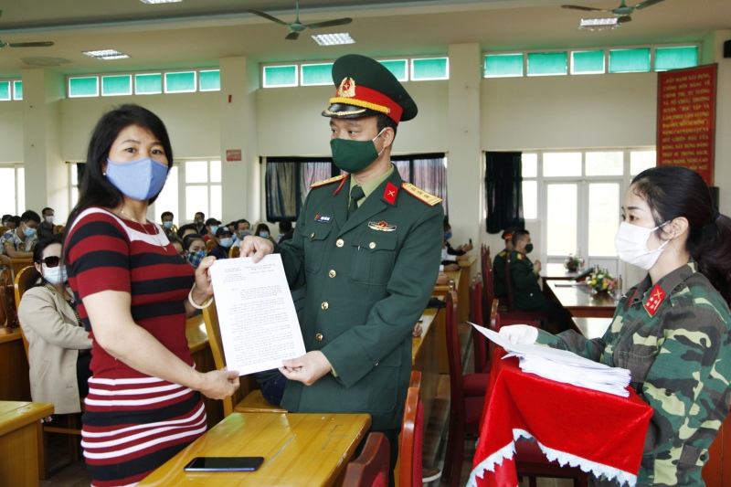 Lãnh đạo Trung đoàn 244 trao giấy chứng nhận hoàn thành thời gian cách ly cho các công dân. Ảnh: Văn Đảm (Bộ CHQS tỉnh)