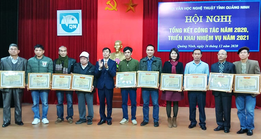 Hội VHNT Quảng Ninh khen thưởng các hội viên tiêu biểu.