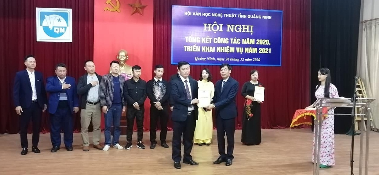 Nhân dịp này, Hội VHNT Quảng Ninh đã trao quyết định kết nạp hội viên mới cho.