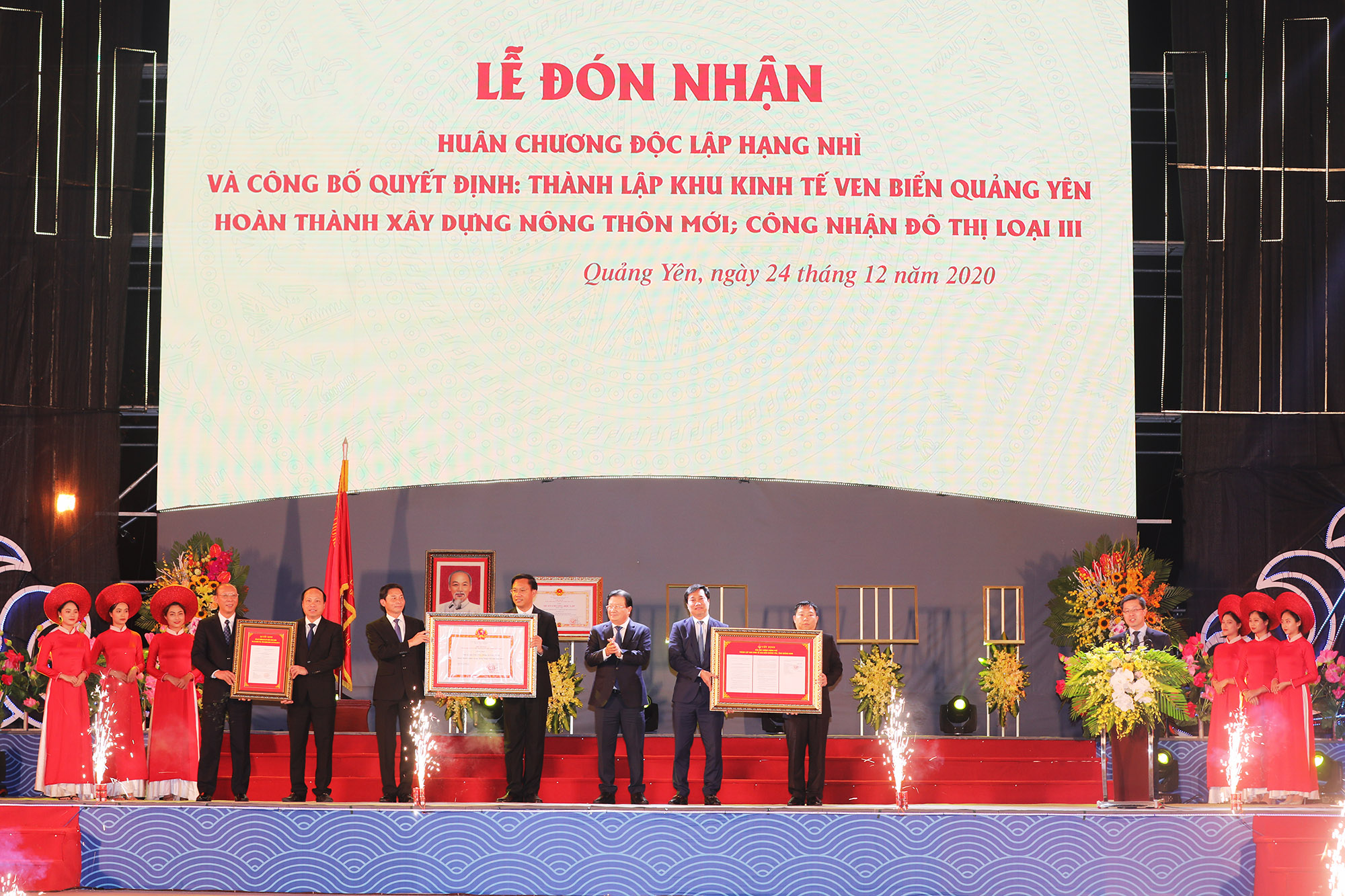 Đồng chí Trịnh Đình Dũng, Phó Thủ tướng Chính phủ, trao Quyết định thành lập KKT ven biển Quảng Yên