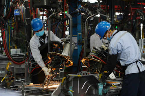 Công nhân sản xuất tại một công ty liên doanh phụ tùng, máy móc.Ảnh: AFP