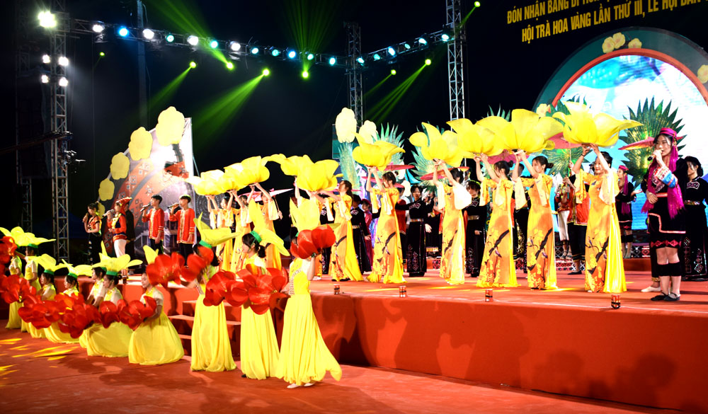 Màn múa hát khai mạc chương trình Hội Trà hoa vàng