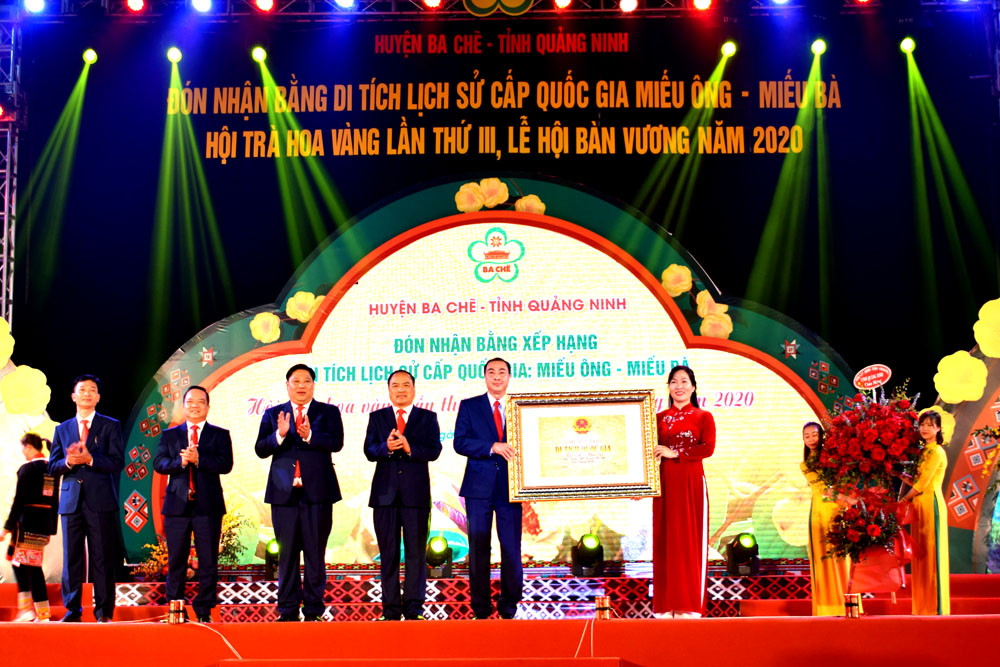 Đồng chí Nguyễn Thị Hạnh trao Quyết định