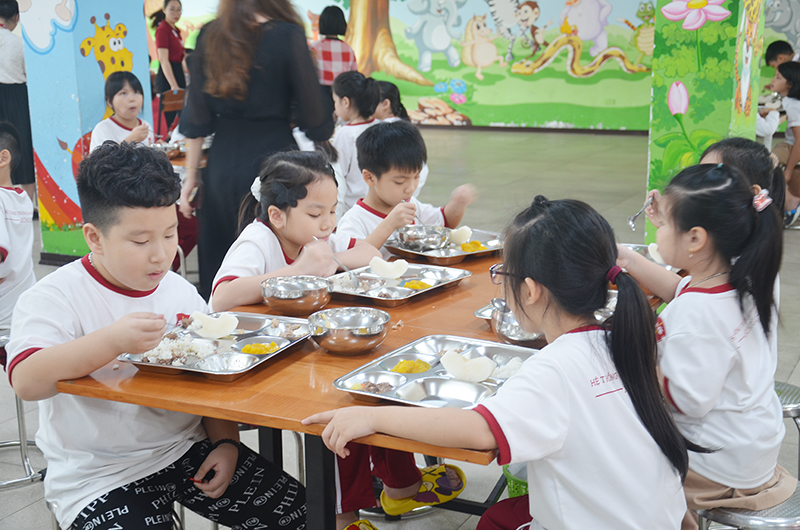 Bữa ăn của học sinh Trường Hội nhập quốc tế Ischool Cẩm Phả.