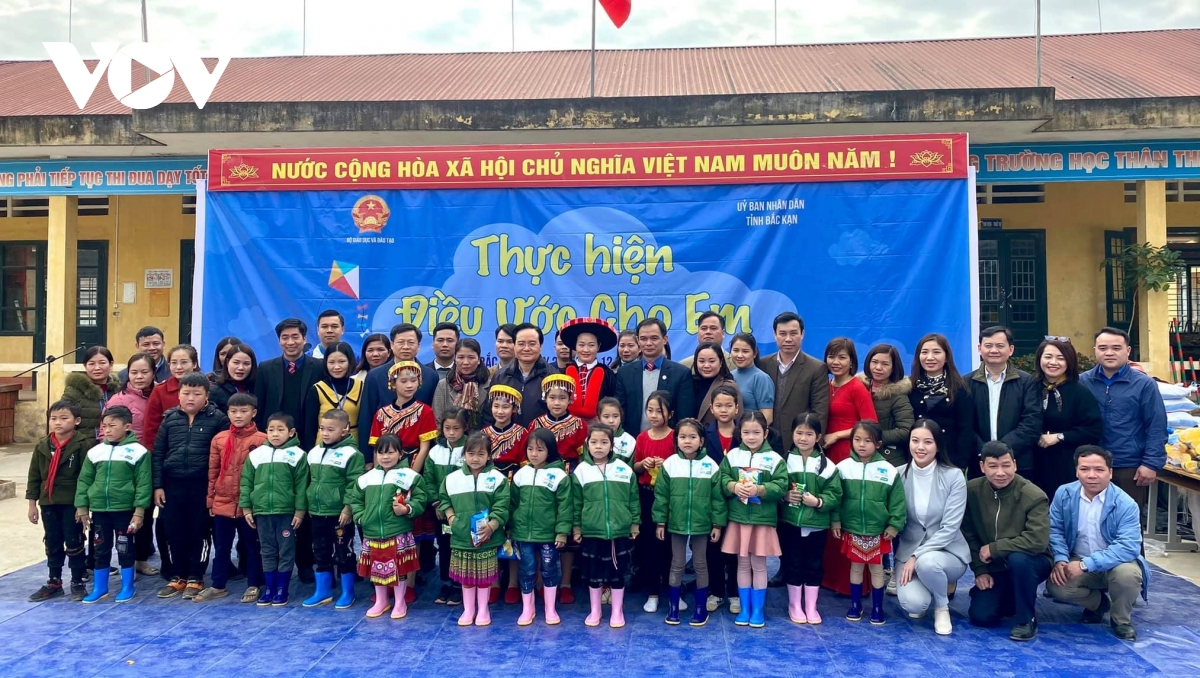 Bộ trưởng Bộ Giáo dục và Đào tạo Phùng Xuân Nhạ tặng quà học sinh vùng cao Pác Nặm, khởi động chương trình 