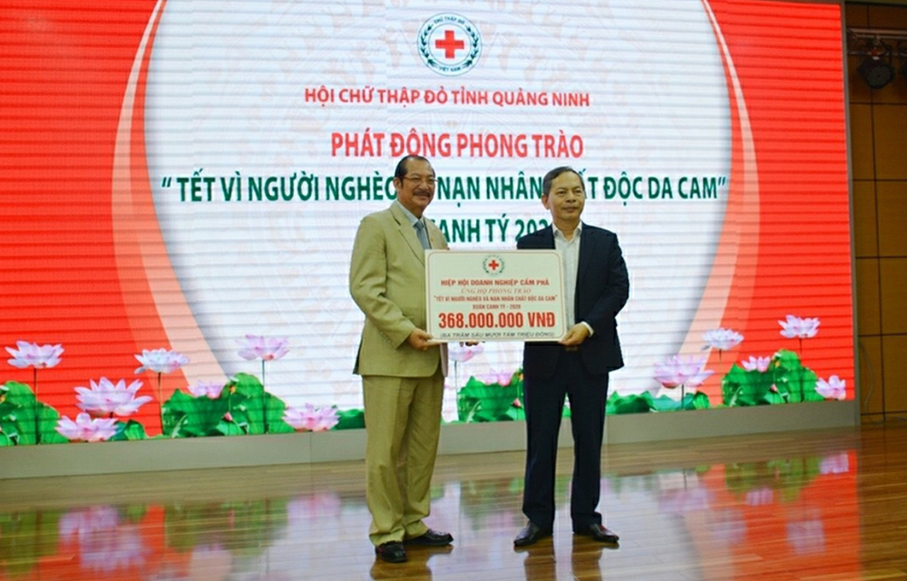 Ông Đào Duy Hảo, đại diện cho Hiệp hội Doanh nghiệp Cẩm Phả trao tiền ủng hộ người nghèo và nạn nhân chất độc da cam nhân dịp Tết Nguyên đán 2020