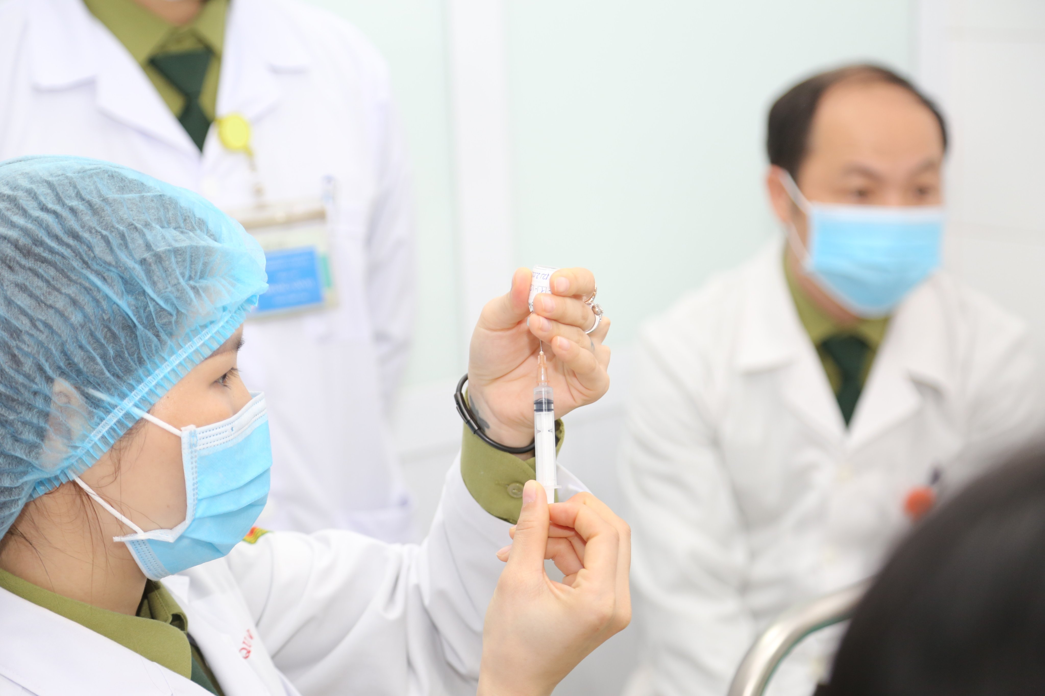 Chuẩn bị tiêm vắc xin COVID-19 của Việt Nam nhóm liều 50mcg cho các tình nguyện viên.