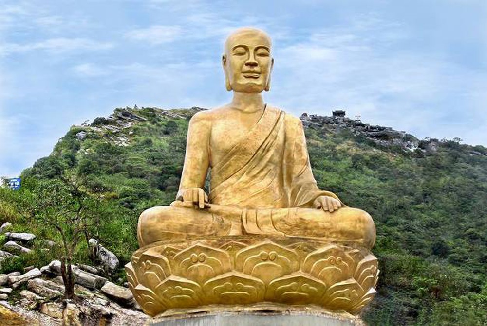  Bảo tượng Phật hoàng trên núi Yên Tử.