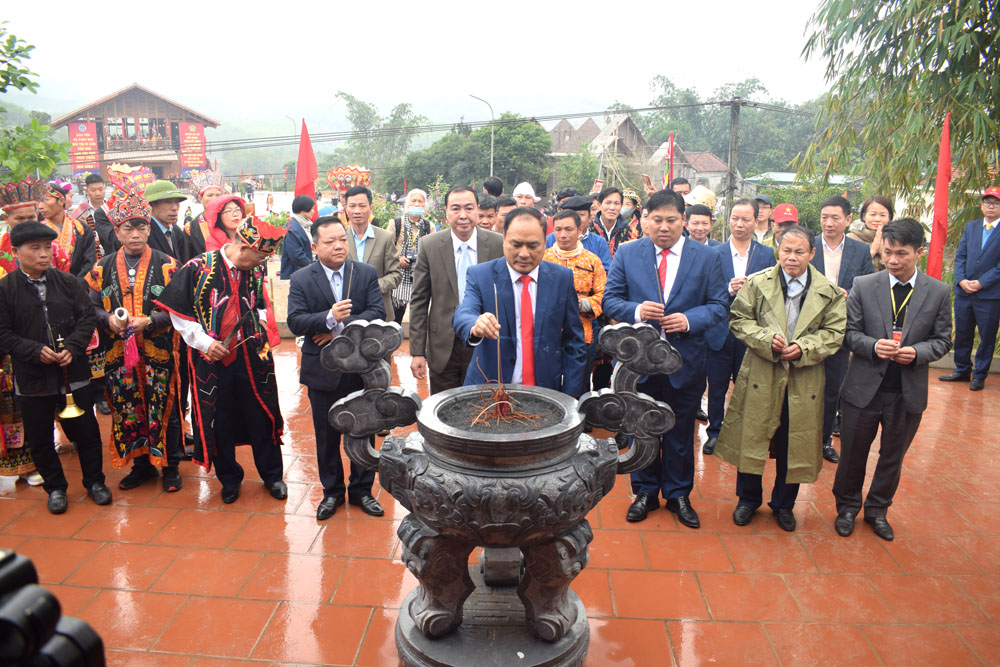 Lãnh đạo huyện Ba Chẽ cắm hương ở miếu Bàn Vương