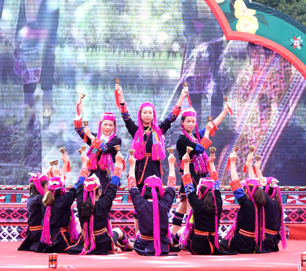 Chương trình dân ca vũ của các dòng họ Dao ngay sau lễ Bàn Vương