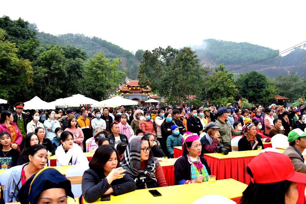 Rất đông người đến tham gia Lễ hội Bàn Vương