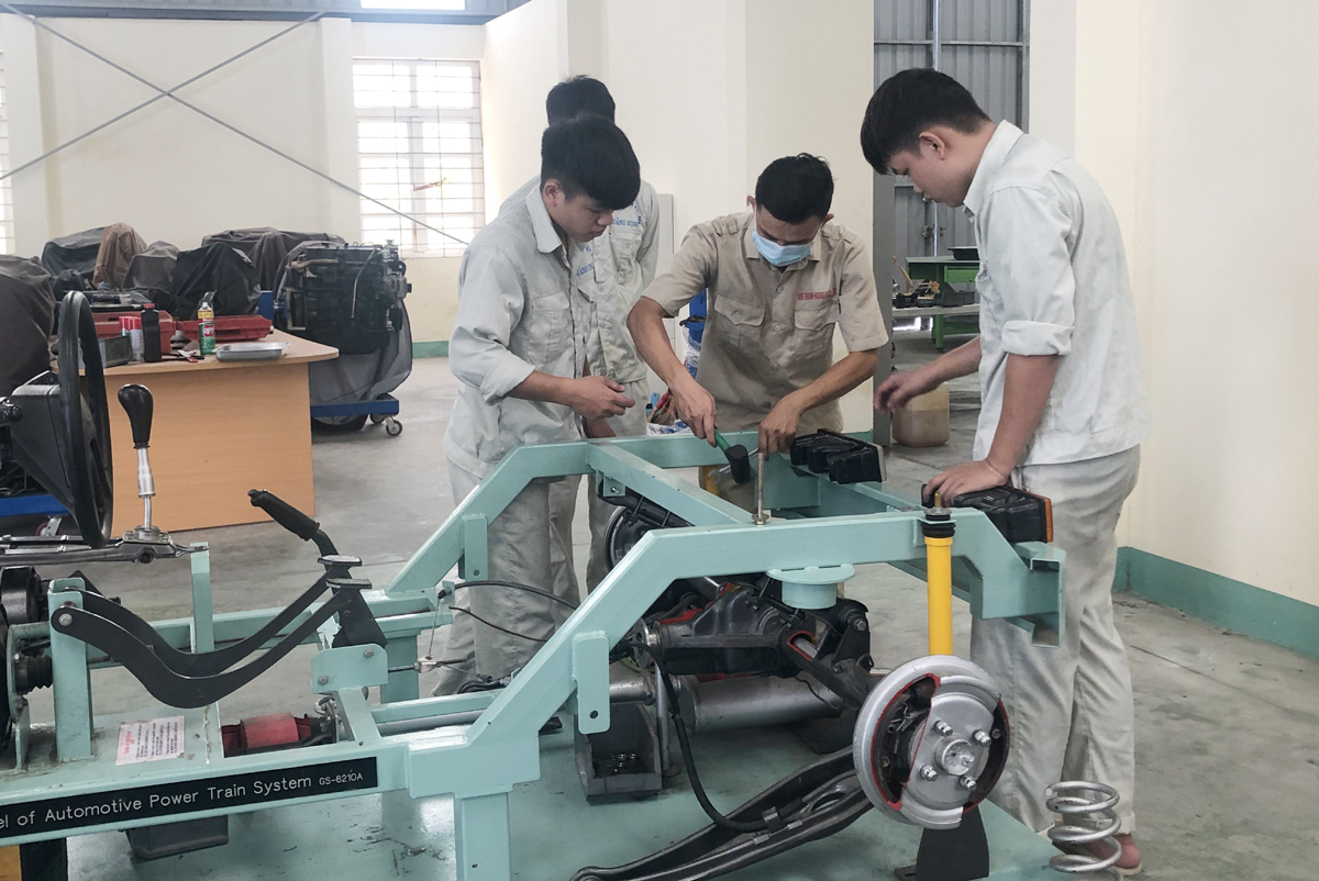 Các học viên Trường Cao đẳng Công nghệ Việt - Hàn thực hành sửa chữa xe ô tô.