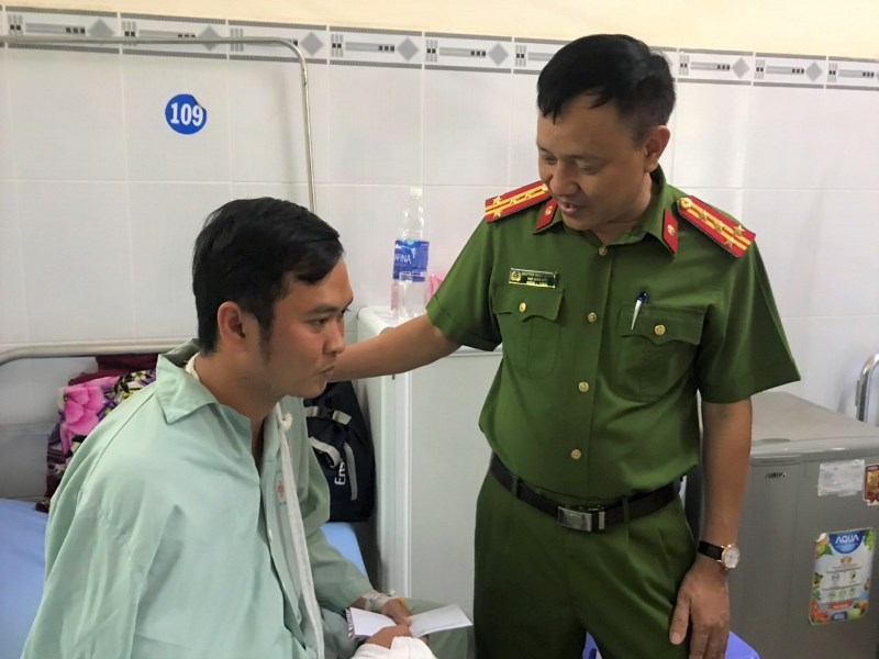 Lãnh đạo Công an tỉnh Đồng Nai thăm hỏi, động viên Thiếu úy Trưởng đang điều trị tại Bệnh viện đa khoa Long Khánh.